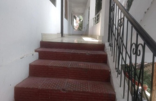 Mallital House | Private Room Walking From Nainital Lake.