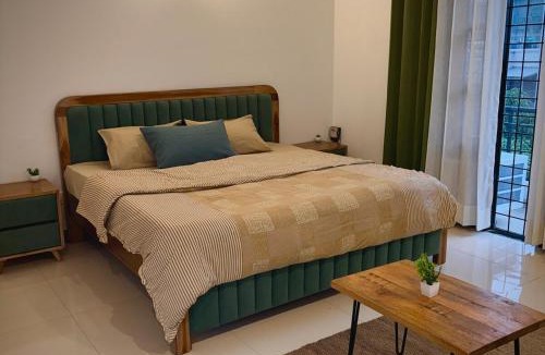DLF City Apartment | Quaint Cozy 3BHK Triplex Apartment near Cyberhub, Gurugram