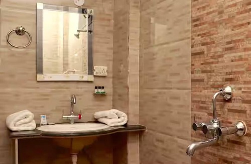 Vyalikaval HBCS Layout Hotel | Qubenest Splendour
