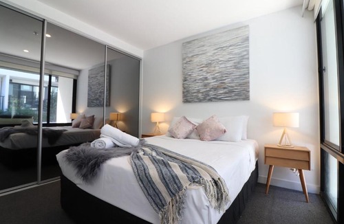 Northcote Apartment | Queen of Northcote, City Views, Parking - Rejuvenate Stays