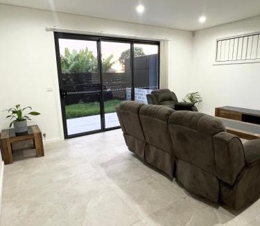 Guildford West House | Queen Room in Modern, Guildford House - OR7