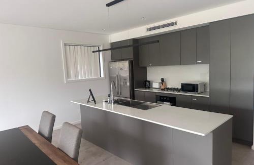 Guildford House | Queen Room in Peaceful and Modern House - OR8