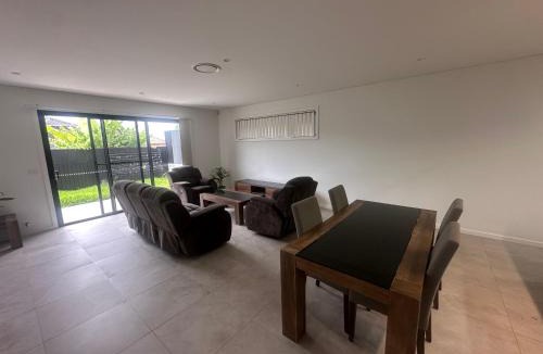 Guildford House | Queen Room in Peaceful and Modern House - OR8