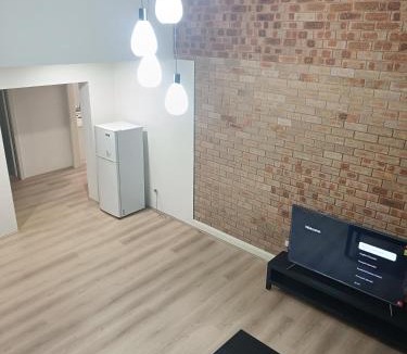 Merrylands House | Queen Room - Train Station & Shopping Centre - NM8