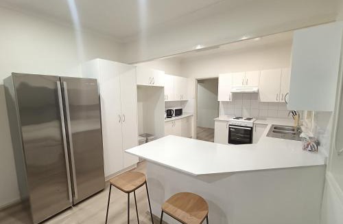 Merrylands House | Queen Room - Train Station & Shopping Centre - NM8