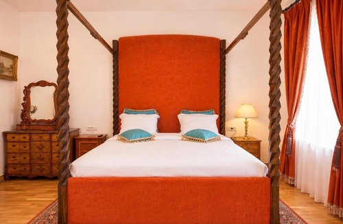 Jibert House | Queen's Crown Manor