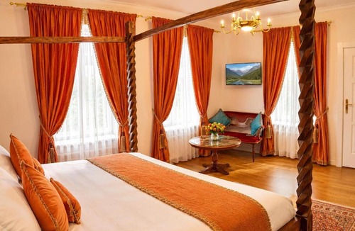 Jibert House | Queen's Crown Manor