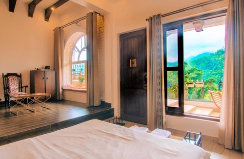 Bullawala Villa | QUEENBEE-BLUEDOOR-DEHRADUN · The Queenbee - A private luxury suite at Bluedoor