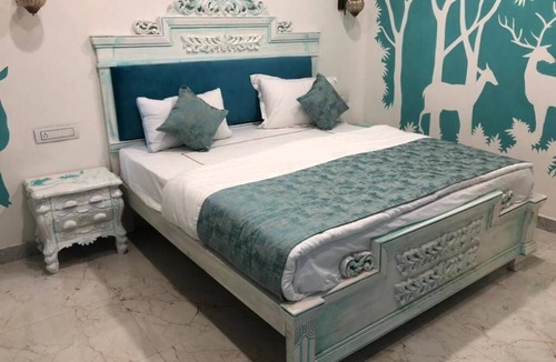 Udaipur Resort | Queen’s Town is a Beautiful Ambient 6 Bedrooms Villa adjoin to Fatehsagar Lake
