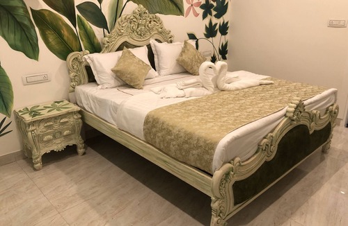 Udaipur Resort | Queen’s Town is a Beautiful Ambient 6 Bedrooms Villa adjoin to Fatehsagar Lake