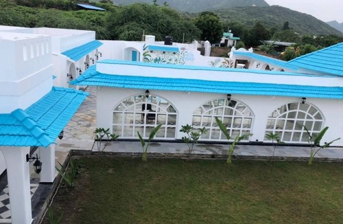 Udaipur Resort | Queen’s Town is a Beautiful Ambient 6 Bedrooms Villa adjoin to Fatehsagar Lake
