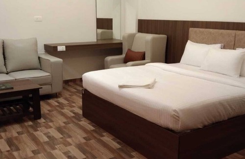 Kolar Hotel | R2B GRAND - Rayan ram bhavan Serene 16-bedroom hotel with AC in lovely Bettani