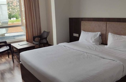 Kolar Hotel | R2B GRAND - Rayan ram bhavan Serene 16-bedroom hotel with AC in lovely Bettani