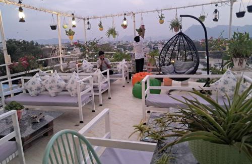 Lake Swaroop Sagar Hostel | Raahi Backpacker's Hostel- Lake View