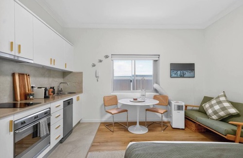 North Bondi Apartment | Ramsgate Nook Steps to Bondi Beach and Local Cafs
