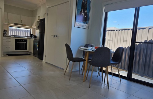 Box Hill House | RedFlamesRetreat-Aircon/WIFI/Parking-Gables/Box Hill/Marayla