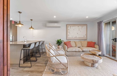 Buff Point House | Relaxed 2 Bed Coastal Stay Near the Lake