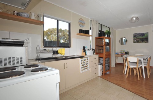 Kingscote Apartment | Relaxed, beachy 2 bed apartment, only 1.9kms from the beach, close to shops
