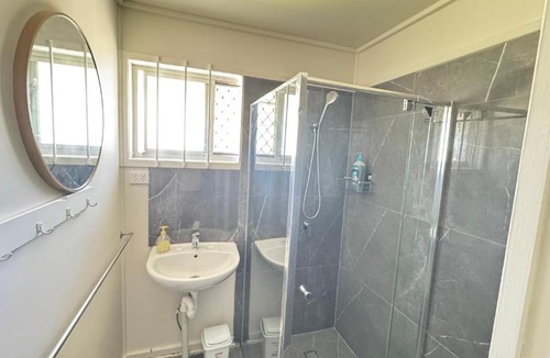 Eagleby House | Renovated 5 BR Home with 4 AC and Free Parking