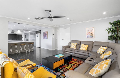 Pakenham House | Resort Experience: Pool, BBQ, Games with lots of space and fun in Pakenham