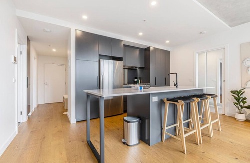 Footscray Apartment | Resort-Style 3BR Near CBD with Courtyard