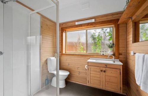 Geelong House | Retro 3BR Gem Near Beach and CBD, Mibnb