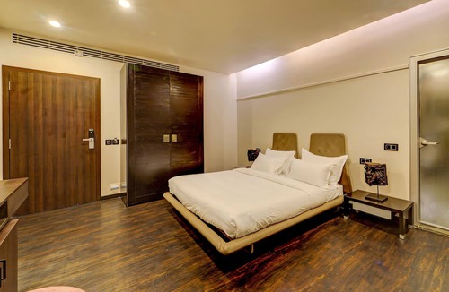 Thousand Lights West Hotel | RG Suites Slate