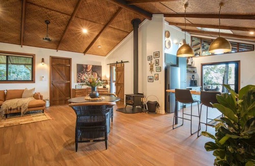 Eudlo Cabin | Rhulani Lodge ~ sauna, spa, pizza oven, fireplace