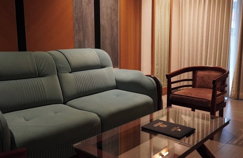 Mahe Hotel | Ritz Avenue luxuary Hotel: 5 -Starsuites, Downtown Oasis w/Pool