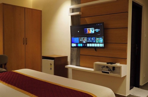 Mahe Hotel | Ritz Avenue luxuary Hotel: 5 -Starsuites, Downtown Oasis w/Pool