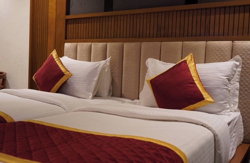 Mahe Hotel | Ritz Avenue luxuary Hotel: 5 -Starsuites, Downtown Oasis w/Pool