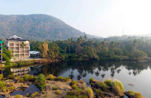 Irinjalakuda Hotel | River Bay Athirappilly