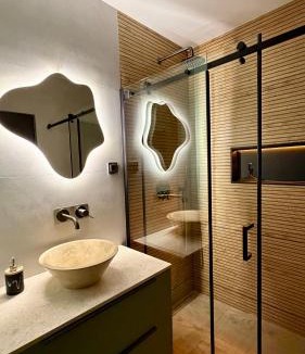 Reghin Apartment | River View Penthouse & Jacuzzi
