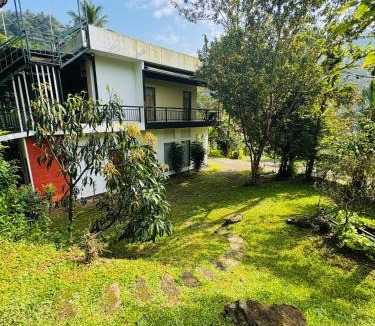 Devikolam House | Riverbench Homestay Munnar, Anaviratty