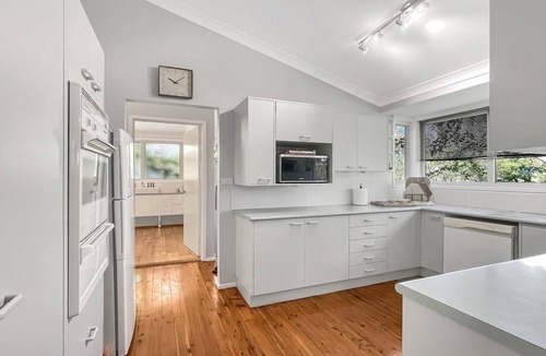 Mossy Point Apartment | Riverside 3-Bed Townhouse with Spacious Deck & BBQ
