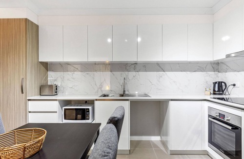 Rockingham Apartment | Rockingham Relaxed Apt | Fast Wi-fi + Free Parking - 2 Bed 2 Bath Standard
