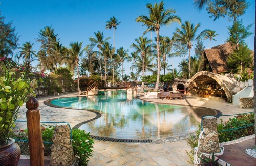Uroa Hotel | Romantic Hideaway Steps from Uroa Beach with Luxurious Swimming Pool and Spa