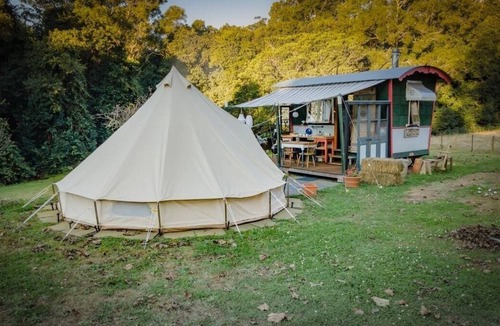 Ravensbourne House | Romany Wood is the perfect secluded weekend escape beside the creek & rainforest