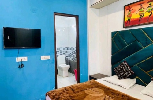 The Mall Road Hotel | Room 8 - Hill view Doon view city view