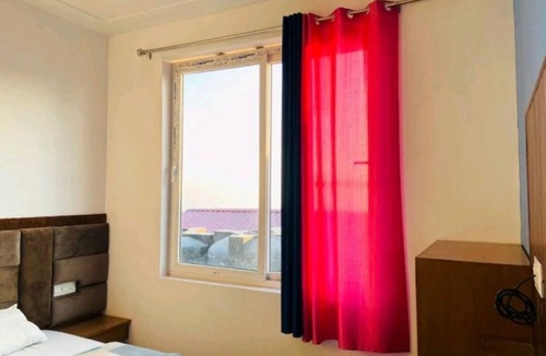 The Mall Road Hotel | Room 8 - Hill view Doon view city view