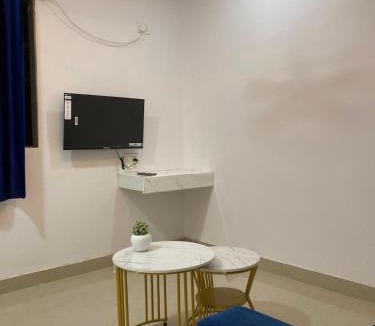Bandra West Apartment | Room close to sea carters