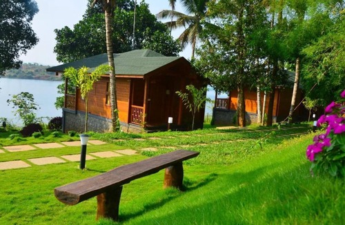Vazhavatta Hotel | Room-lakerose Wayanad Resort