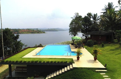 Vazhavatta Hotel | Room-lakerose Wayanad Resort