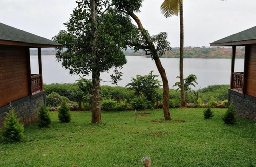 Vazhavatta House | Room-lakerose Wayanad Resort - Water Fro