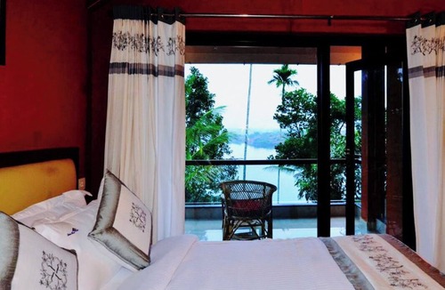 Vazhavatta Hotel | Room-lakerose Wayanad Resort - Superior
