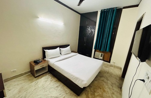 Noida Hotel | Roomshala 074 Hotel Royal Inn