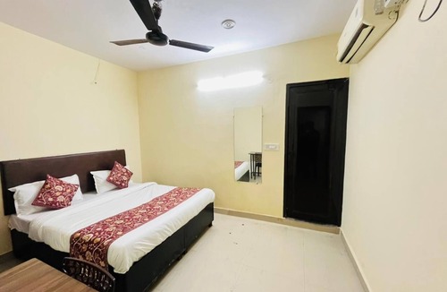 Patel Nagar Hotel | Roomshala Hotel Crown