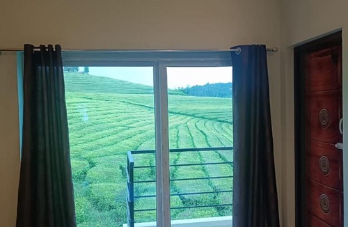 West Mere Bed & Breakfast | Rose Garden Enclave for Families & Executives