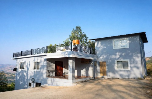 Mahabaleshwar Villa | Royal Hilltop Villa Private 5BHK Lush Green Valley View Food Caretaker WiFi