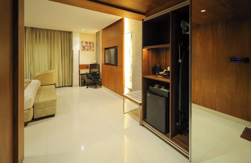Hampankatta Hotel | Royal Plaza Suites by RAK Rooms